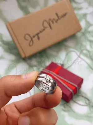 dijes de anillos grabados con nombres en acero quirurgico y manos entrelazadas