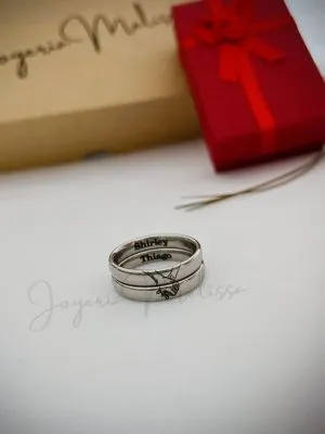 anillos con nombres y manitos entrelazadas acero quirurgico