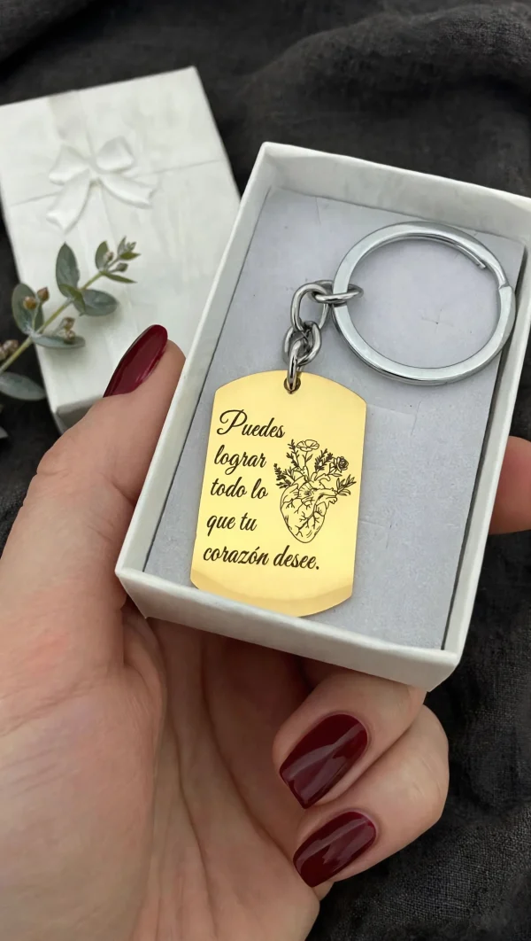 llavero personalizado para regalo con frase y símbolo de corazón botánico